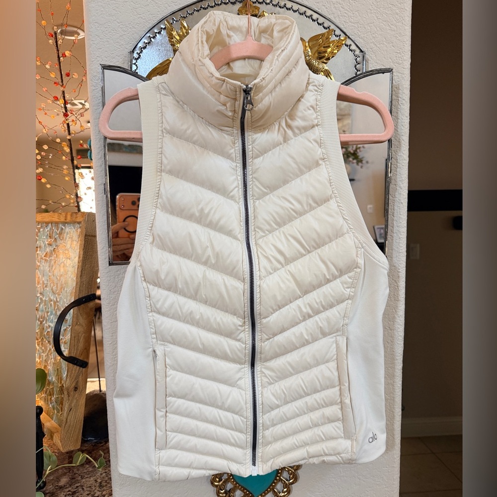 Alo Yoga Cream Quilted Down Puffer Vest Small